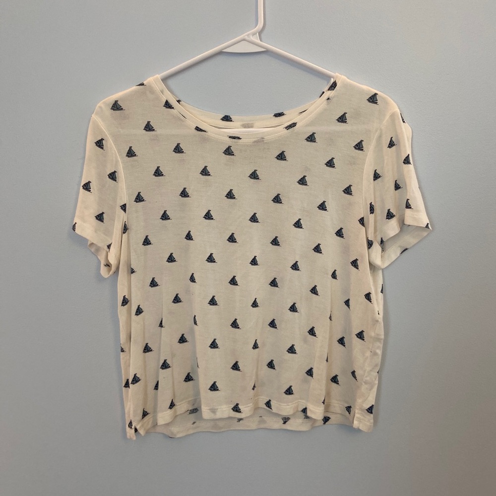 White XS Aeropostale t-shirt with blue sailboats